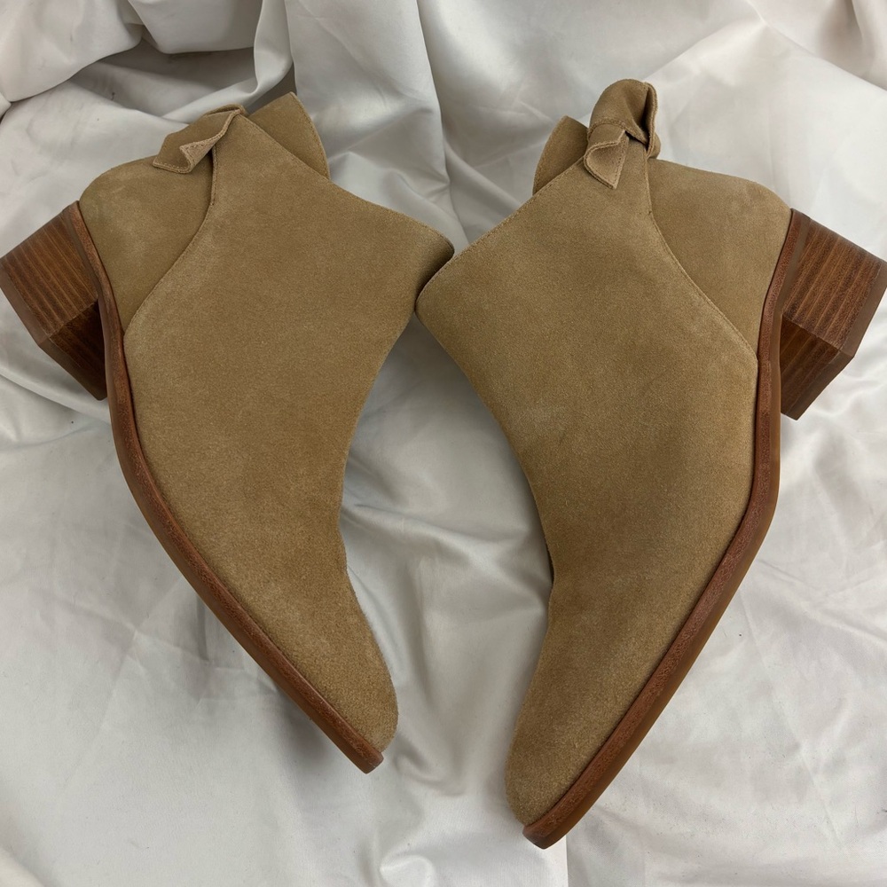 EUC Talbots sz9 ‘Via Knot’ Suede Ankle Booties…tan w/gold accents…